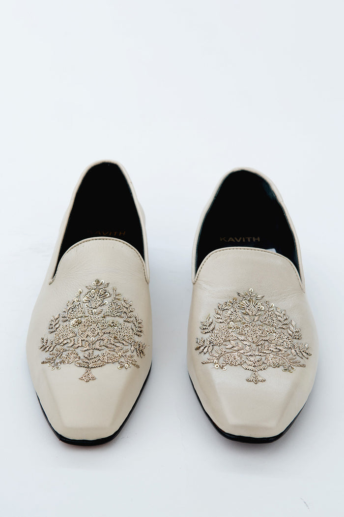 Classic Pearl White Hand Embroidered Jutti